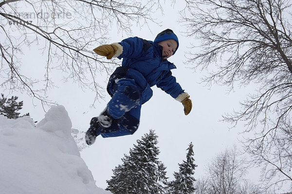 Junge - Person  Hügel  Schnee  Spiel  springen
