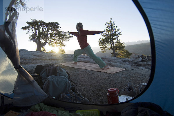 Außenaufnahme  Sonnenaufgang  Zelt  Yoga