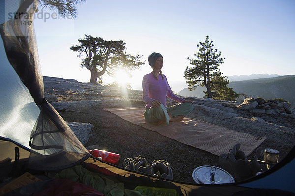 Außenaufnahme  Sonnenaufgang  Zelt  Yoga