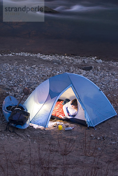 Frau  camping  Zelt  Fluss
