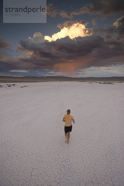Frau  rennen  Bett  trocken  Wüste  See
