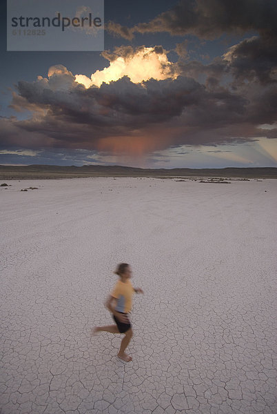 Frau  rennen  Bett  trocken  Wüste  See