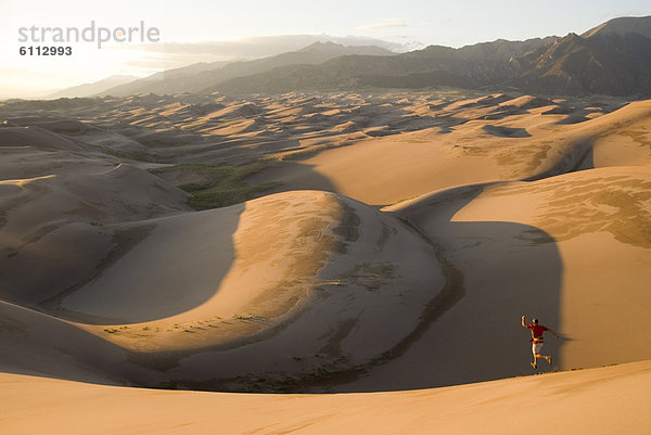 Mann  Sand  wandern  Düne