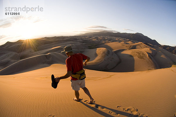 Mann  Sand  wandern  Düne