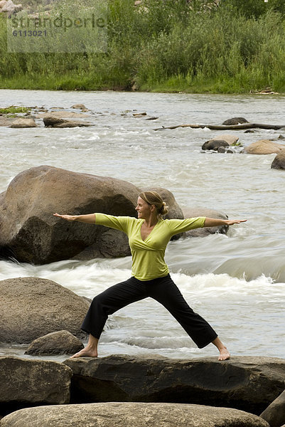Frau  Fluss  Yoga