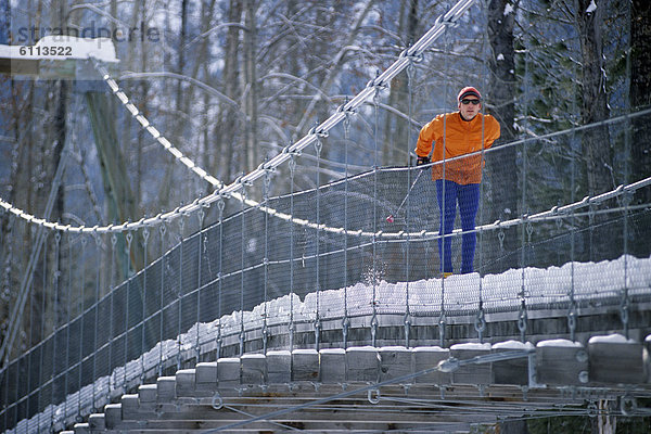 überqueren  Mann  Ski  Brücke  Norden