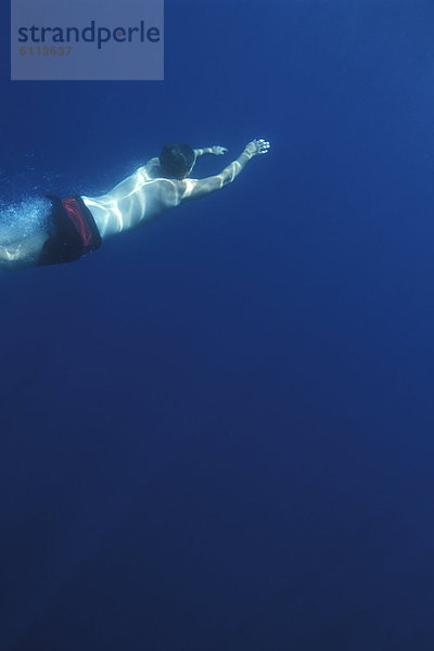 Mann Ozean schwimmen