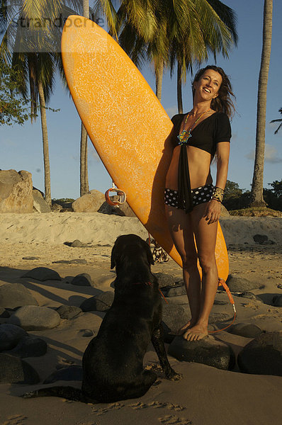Frau  Strand  Surfboard  Hund