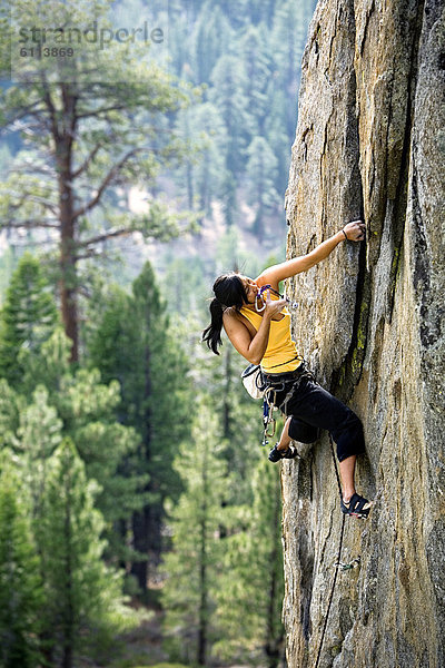 hoch  oben  Felsbrocken  Attraktivität  Frau  Boden  Fußboden  Fußböden  über  Tal  klettern