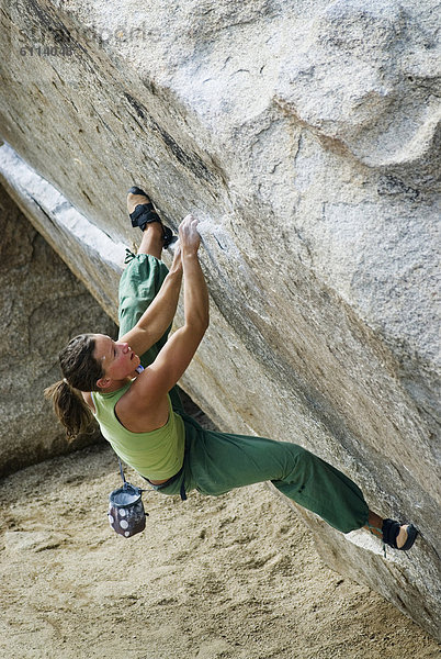 nahe  Felsbrocken  Frau  Klettern  jung  Kalifornien  überhängen