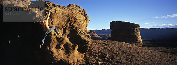 nahe  Felsbrocken  Mann  Wüste  Arizona  Klettern  jung  Marmor  Boulder  Schlucht