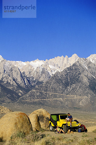 Frau  Berg  Mann  Wüste  Hintergrund  abhängen  Geländewagen