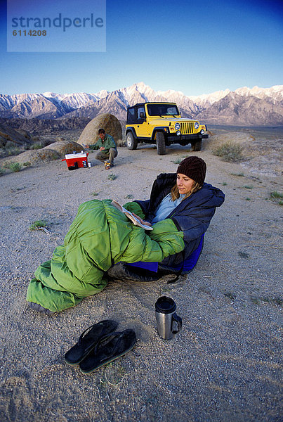 Frau  Berg  Mann  Entspannung  Sonnenuntergang  Tasche  schlafen  Hintergrund  Geländewagen