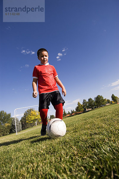 Junge - Person  Festung  Fußball  Ball Spielzeug  Colorado  dribbeln