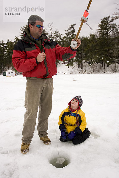 Reuse  Mann  See  Eis  angeln  Prüfung  Maine