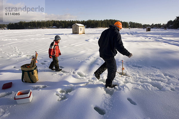 Fisch  Pisces  Mann  unterrichten  Junge - Person  See  Eis  Maine