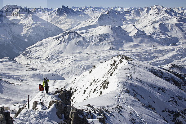 Mann  Berggipfel  Gipfel  Spitze  Spitzen  hoch  oben  wandern  Ski  2  jung  Skipiste  Piste  Österreich