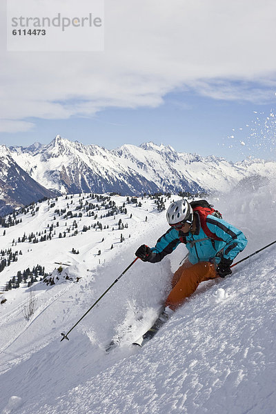 Mann  Ski  Frische  Urlaub  Gesichtspuder  jung  Österreich  Hang  steil