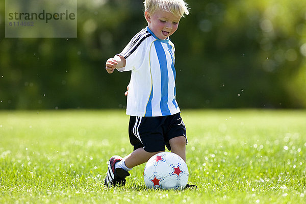 lächeln  Junge - Person  jung  Fußball  spielen
