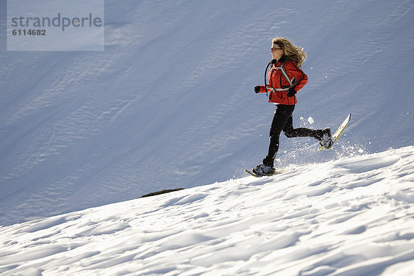 Frau  rennen  Schneeschuh  Schnee