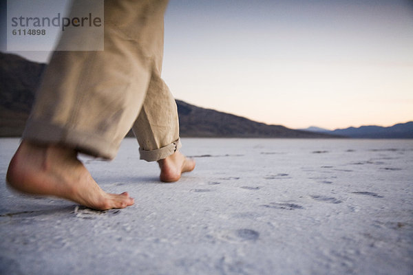 Nationalpark Mann gehen barfüßig Death Valley Nationalpark Speisesalz Salz