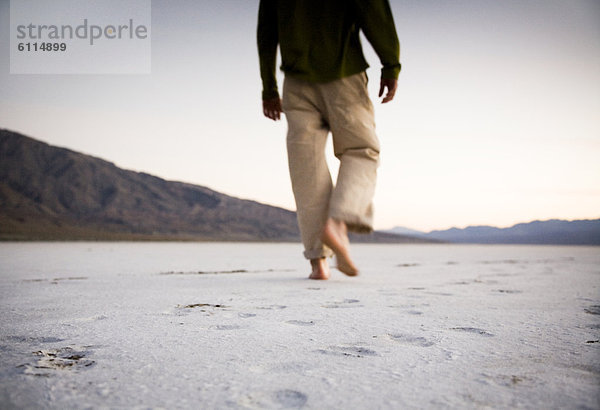 Nationalpark Mann gehen barfüßig Death Valley Nationalpark Speisesalz Salz