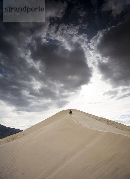 Mann  Landschaft  Wolke  gehen  Himmel  Wüste  Sand  unterhalb  Düne  Mojave-Wüste  Kalifornien