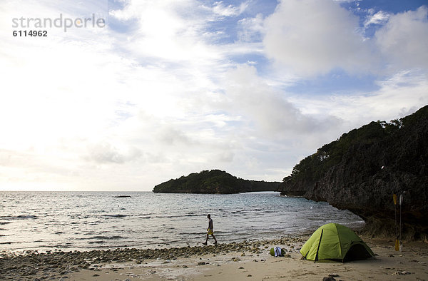 Mann gehen grün Zelt Insel Fiji Pazifischer Ozean Pazifik Stiller Ozean Großer Ozean