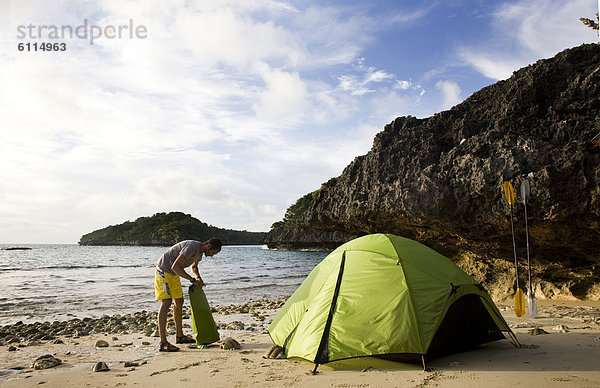 Mann Strand geben trocken Zelt jung Fiji Pazifischer Ozean Pazifik Stiller Ozean Großer Ozean Bucht