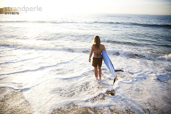 Wasser  Frau  tragen  Tischset  über  Surfboard  Wellenreiten  surfen  Mexiko  jung  Sonne  Brandung
