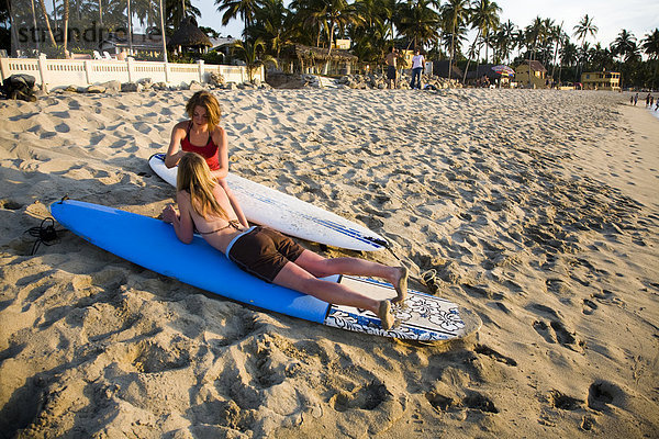 nahe  sitzend  Strand  Surfboard  Mexiko  2  jung  Mädchen  Wellenreiten  surfen
