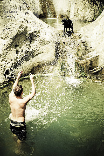 Wasser  Mann  planschen  Hund  Wasserfall  Kalifornien