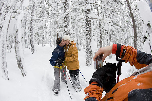 Biegung  Biegungen  Kurve  Kurven  gewölbt  Bogen  gebogen  Frau  Mann  bedecken  Fotografie  nehmen  junger Erwachsener  junge Erwachsene  Wald  Mittelpunkt  jung  Erwachsener  Pose  Schnee  Schneeschuhlaufen