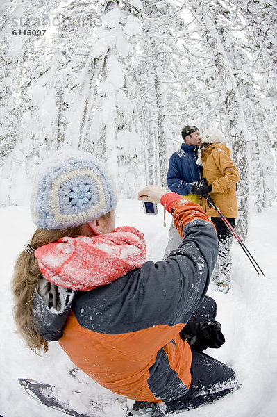 Biegung  Biegungen  Kurve  Kurven  gewölbt  Bogen  gebogen  Frau  Mann  bedecken  Fotografie  nehmen  junger Erwachsener  junge Erwachsene  Wald  Mittelpunkt  jung  Erwachsener  Pose  Schnee  Schneeschuhlaufen