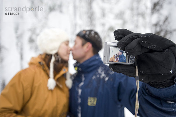 Portrait  Frau  Mann  bedecken  nehmen  küssen  Wald  Mittelpunkt  Einsamkeit  Erwachsener  Schnee