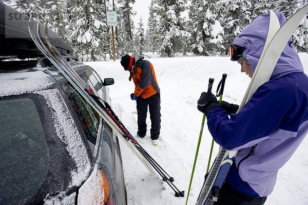 Biegung  Biegungen  Kurve  Kurven  gewölbt  Bogen  gebogen  überqueren  Frau  Auto  Vorbereitung  gehen  Skisport  2  jung  Norden  Kreuz  Oregon