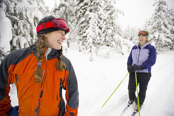 Biegung  Biegungen  Kurve  Kurven  gewölbt  Bogen  gebogen  überqueren  Frau  lachen  folgen  2  jung  Kreuz  Oregon  Schnee