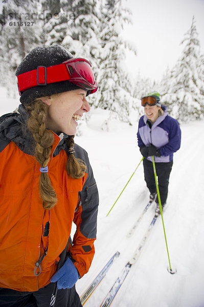 Biegung  Biegungen  Kurve  Kurven  gewölbt  Bogen  gebogen  überqueren  Frau  lachen  folgen  2  jung  Kreuz  Oregon  Schnee