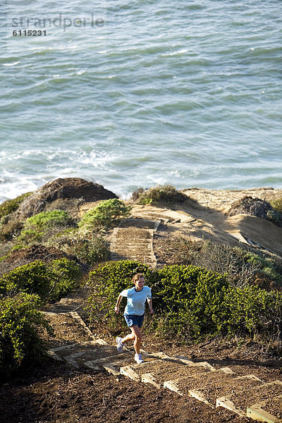 Stufe  nahe  Frau  rennen  Ozean