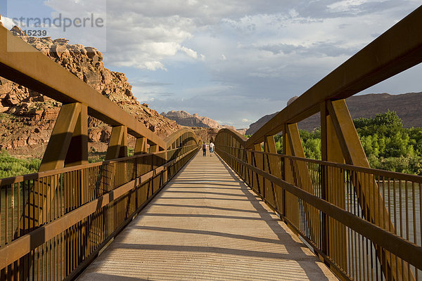 entfernt ,Mensch ,zwei Personen ,Menschen ,gehen ,Brücke ,2 ,Moab ,Utah