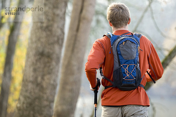 Mann  Stange  Wald  wandern  durstig