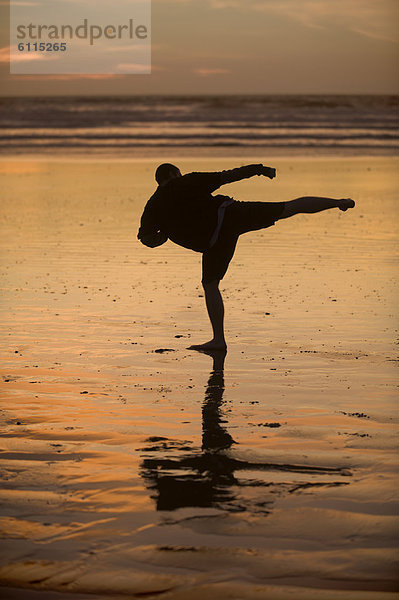 Mann  Strand  Sonnenuntergang  üben  Mittelpunkt  1  Erwachsener  Bucht  Kalifornien  Taekwondo