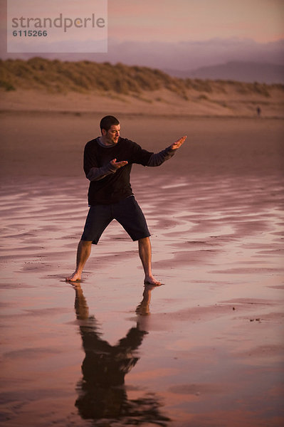 Mann  Strand  Sonnenuntergang  üben  Mittelpunkt  1  Erwachsener  Bucht  Kalifornien  Taekwondo