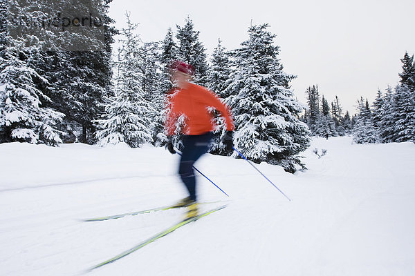 Frau  Bewegung  Skisport  jung  Bewegungsunschärfe