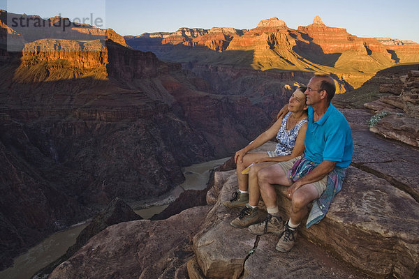 sitzend  Zusammenhalt  sehen  Fluss  Arizona  Grand Canyon Nationalpark  zeigen  Hochebene  Erwachsener  Colorado