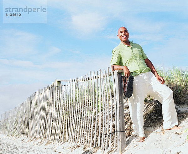 angelehnt Mann Strand Zaun jung