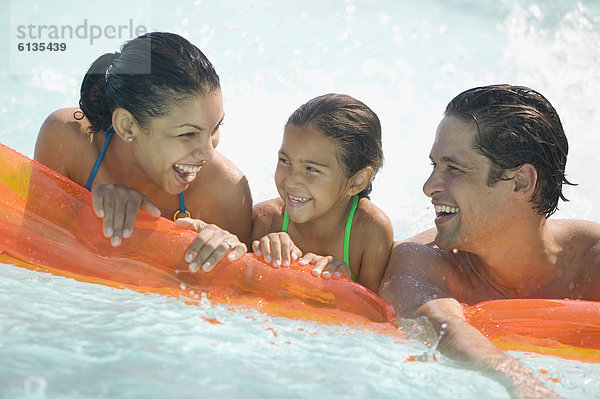 Familie im Swimmingpool