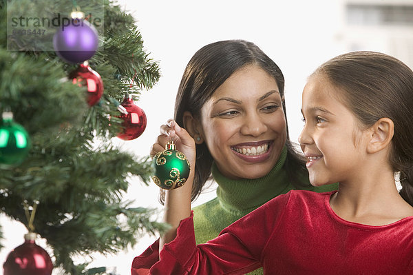 Baum  Weihnachten  schmücken  Tochter  Mutter - Mensch