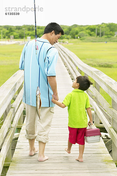 Vater und Sohn gehen Angeln