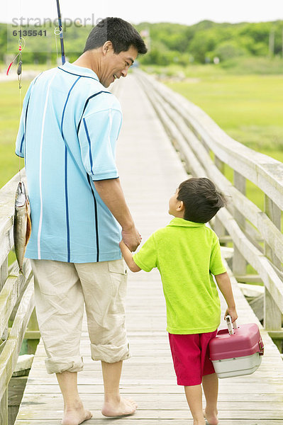 Vater und Sohn gehen Angeln